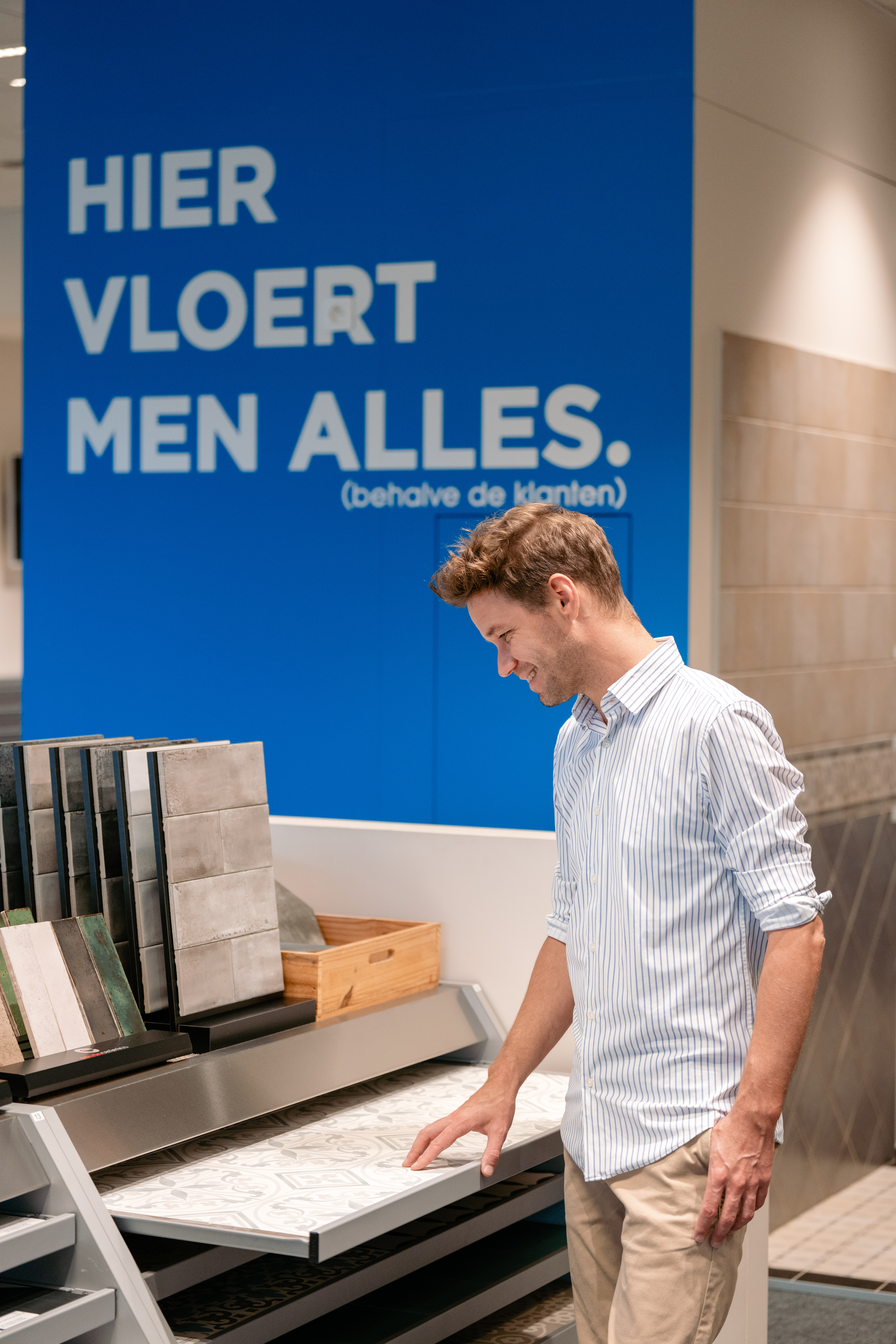 Een man kiest tegels in de showroom van Wijckmans.